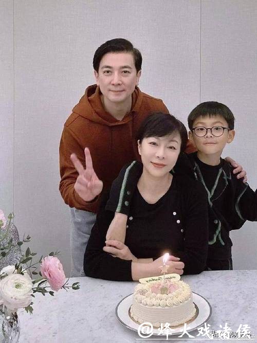 黄金配角拍戏高产,娶大6岁妻子恩爱14年! 黄金配角拍戏高产,娶大6岁妻子恩爱14年!